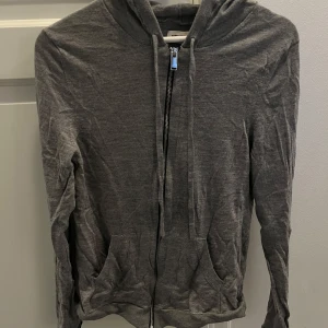 Zadig & Voltaire zip i merino - Säljer en riktigt go grå hoodie från Zadig & Voltaire med dragkedja och huva. Skicket är mycket bra. Jag anser att storleken liknar S även om den är skriven som M. (Därmed liten i storlek). 