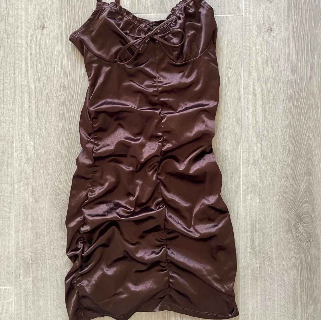 Brun satin klänning