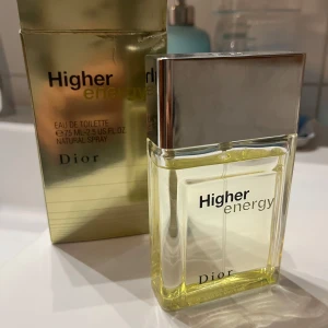 Dior - Parfym - En fantastisk Parfym från Dior.   Nypris: ~ 1200:- storlek:   75 ml (99% kvar)   Frågor? Hör av dig  Bästa hälsningar, Milton 