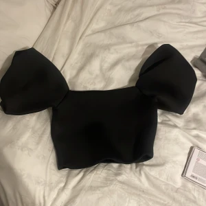 Svart topp med puffärmar från Boohoo - Snygg svart topp från Boohoo med stora puffärmar. Perfekt för fest. Toppen har en tight passform och är tillverkad i läder ✌🏼 🖤 org pris:500kr