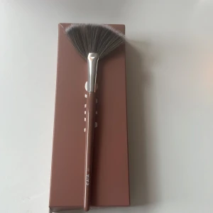 Caia highligter borste - Säljer min caia highligter borste som är i nyskick och är i original förpackning. Den är aldrig använd, säljer då jag råka beställa två. Original pris 175 kr säljer för 100 kr💗