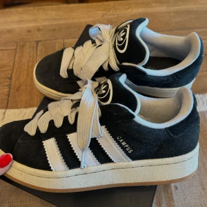  Adidas Campus sneakers - Säljer mina Adidas Campus sneakers då de inte används längre. Endast använda på jobbet, inomhus. Köpta för 2000 på kicks and stuff i Göteborg. Kommer i original lådan. 💕🌸