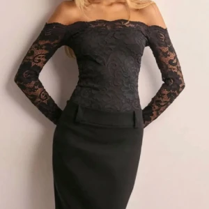 Svart spetsbody - Elegant svart spetsbody med offshoulder-design och långa ärmar. Perfekt för en stilren och sofistikerad look.