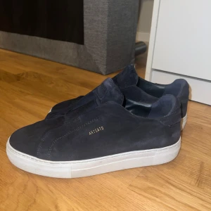 Laceless Arigatos, Navy blue  - Tja! Säljer mina Arigatos som jag fick för ca 2-3 månader sedan då jag knappt använder dem för att det är en storlek för större. Som sagt knappt använda, kvitto och orderbekräftese finns. Pris kan sänkas vid snabb affär. Dom är i mycket bra skick och går knappt att se att dem är använda. Släng iväg ett dm om du är intresserad.