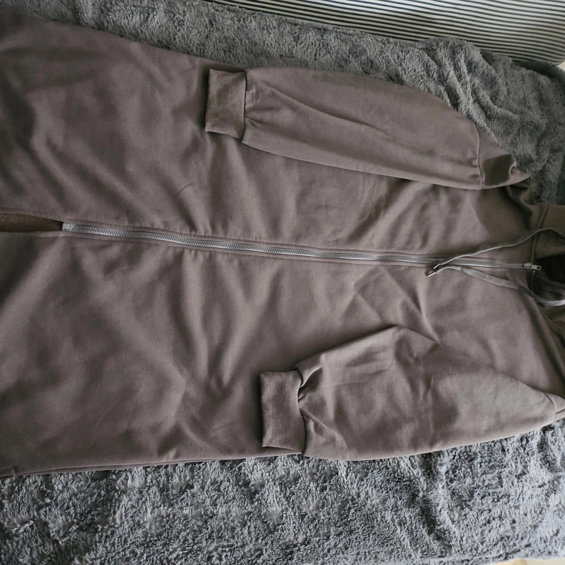 Brun långärmad jacka med dragkedja