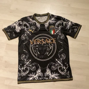 Italien Tröja - Mycket bra skick, inge spår utav användning. Köpte fel storlek.