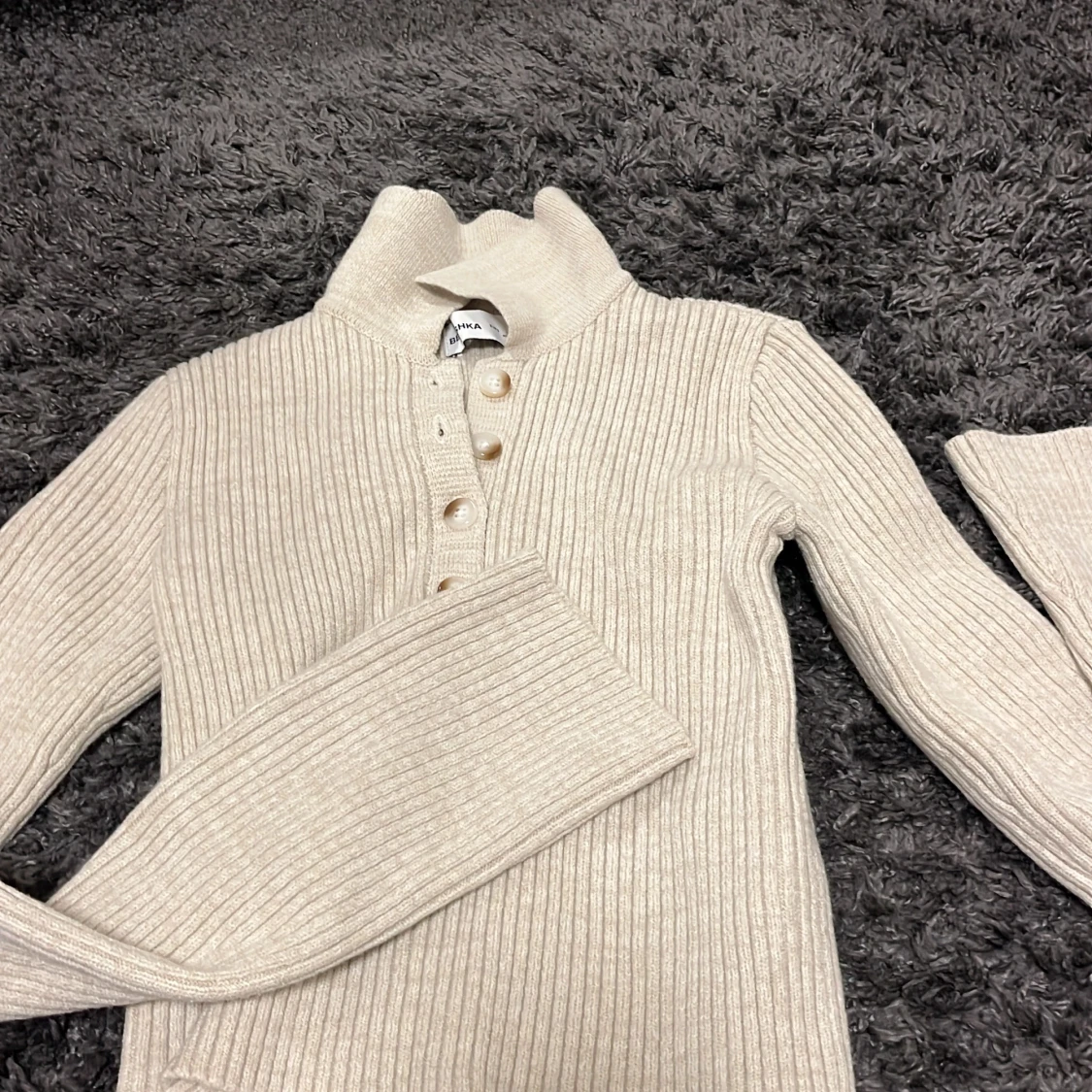 Beige ribbad polotröja från BHKA - 90