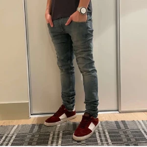 Blå Tiger of Sweden jeans - Säljer mina blåa tiger of Sweden jeans i mycket bra skick