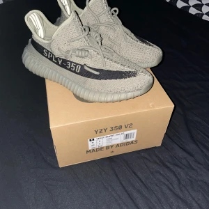 Yeezy 350 granité  - Snygga Yeezy 350 i en stilren grå och svart färgkombination. Skorna har den ikoniska SPLY-350 texten på sidan och en bekväm, ribbad sula. Perfekta för dig som vill ha både stil och komfort. Såklart äkta (kvitto finns). Pris kan diskuteras. Är öppen för byten. För mer bilder eller några frågor så är det bara att skriva. Kan mötas upp i Jönköping.