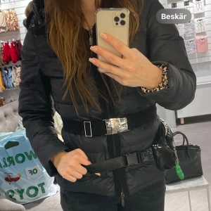 Moncler jacka  - Moncler jacka säljes xs  Inköpt på NK, ca 10.000kr  Säljes för 3500kr