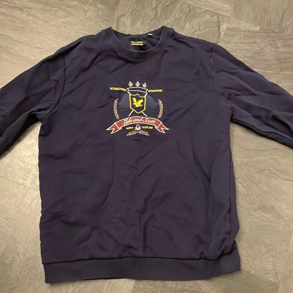 Mörkblå sweatshirt från Lyle & Scott