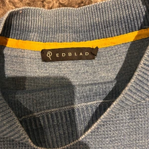 Blå stickad tröja från Edblad - Säljer en stilren blå stickad tröja från Edblad. köpt på second innan, har själv inte använt den så mycket.