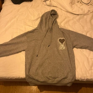 Grå hoodie från Ami - Grå hoodie från AMI Paris. Storlek L men passar M också. Nyskick.