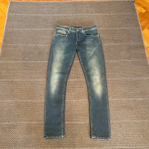 Dondup jeans herr - Säljer ett par blåa Dondup jeans med modellen George. De är i perfekt skick och perfekta nu till vintern/våren. Hör av dig vid ev funderingar.
