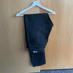 Dondup George jeans  - Dondup George jeans nyaste modellen köpt i våras - Skicka meddelande vid funderingar! Dondup size 35 så vanligt typ 33