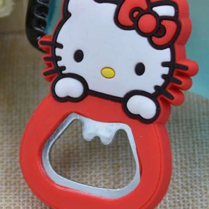 Röd kapsylöppnare med Hello Kitty-motiv! - Söt kapsylöppnare med Hello Kitty-motiv. Rolig och ovanlig present till alla Hello Kitty-fantaster. Ny!