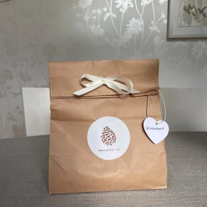 1 påse braskottar - Miljövänliga och säkra braständare gjorda av kottar och 100% återvunnet stearin! Våra kottar brinner rikligt och länge, allt som behövs för en mysig kväll 🪵🕯️ 🤍  20 kottar per påse för 75kr! Hör gärna av dig vid frågor 🤍