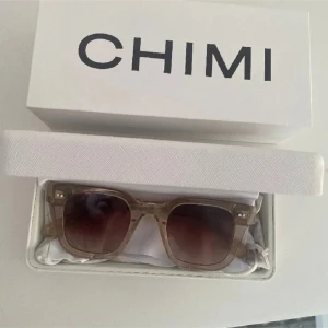 Solglasögon från CHIMI - Snygga solglasögon från CHIMI i färgen ecru. Bra skick
