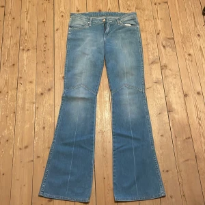 Wrangler jeans - Snygga, ljusblå, lågmidjade wrangler-jeans bootcut. Storlek 28/34, midjemått 41 rakt över, ej stretchiga, bra skick