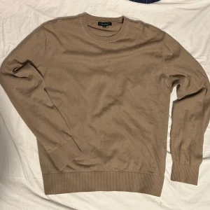 Beige tröja från Paul & friends - Säljer en stilren beige tröja från Paul & friends i storlek M. Tröjan är i bra skick. Den är i marinul 