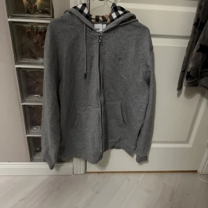 Burberry zip up - Säljer min burberry zip up då min kompis inte kände att den passa hans stil. Helt ny skick inga som helst skador eller märken. Pris ej hugget i sten