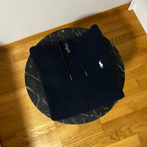 🍾Ralph Lauren Dubbelstickad tröja🍾 - 🍾Ralph Lauren Dubbelstickad tröja🍾  Härlig dubbelstickad tröja till salu‼️ Inga tecken på användning eller hål🎉 Skickas via app eller vipps🚚  Storlek🎊 - Small  Passa⚜️ - Normal passform   Pris💸 - 1199 NOK  Kond⚜️ - 9,5/10   Hör av dig om du har några frågor‼️ 
