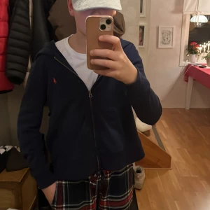 Ralph Lauren zip hoodie  - Tjena, jag säljer denna riktigt snygga Ralph Lauren zip hoodie i juniorstorlek XL(16), skick 9/10 vid minsta lilla fundering Är det bara att höra av sig!