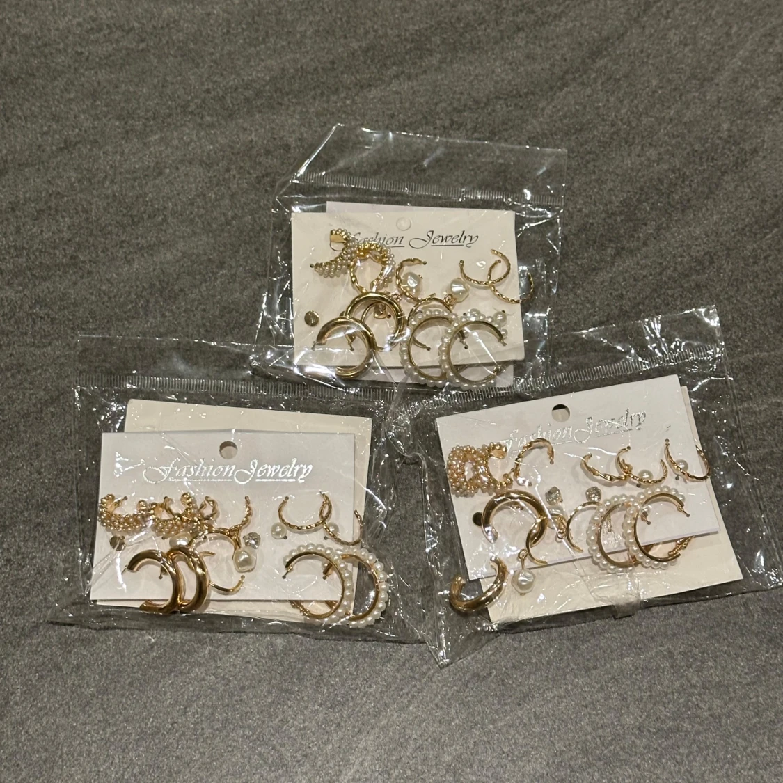 Set med guld- och pärlörhängen - 91