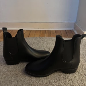 Skor - Jag säljer ett par svarta vinterskor som jag aldrig har använt. De är riktigt snygga, men jag kommer tyvärr inte att använda dem längre. Om någon är intresserad, hör av er!