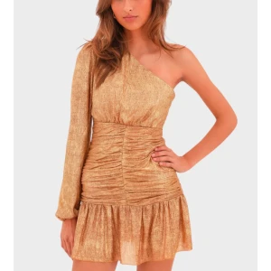 Meet me there klänning - Snygg guldig klänning från meet me there. Den har en volangdetalj vid fållen och en åtsittande passform som framhäver figuren. Perfekt för nyår!!💕 (helt ny med prislappen kvar)