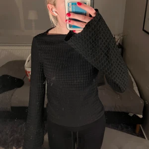 Svart ribbad tröja - svart ribbad tröja med textur och vida ärmar, skriv om ni har frågor!