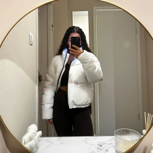 Vit pufferjacka - Säljer en snygg vit pufferjacka med dragkedja. Jackan är aldrig använd och har en normal passform. 