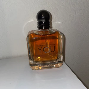Armani stronger with you 100ml - 100ml Aldrig använd, ingen kartong kvar. Pris kan diskuteras dock inga byten och inga skambud.