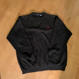 Ralph Lauren tröja - Svart Ralph Lauren tröja i mycket bra skick! Storlek: L 