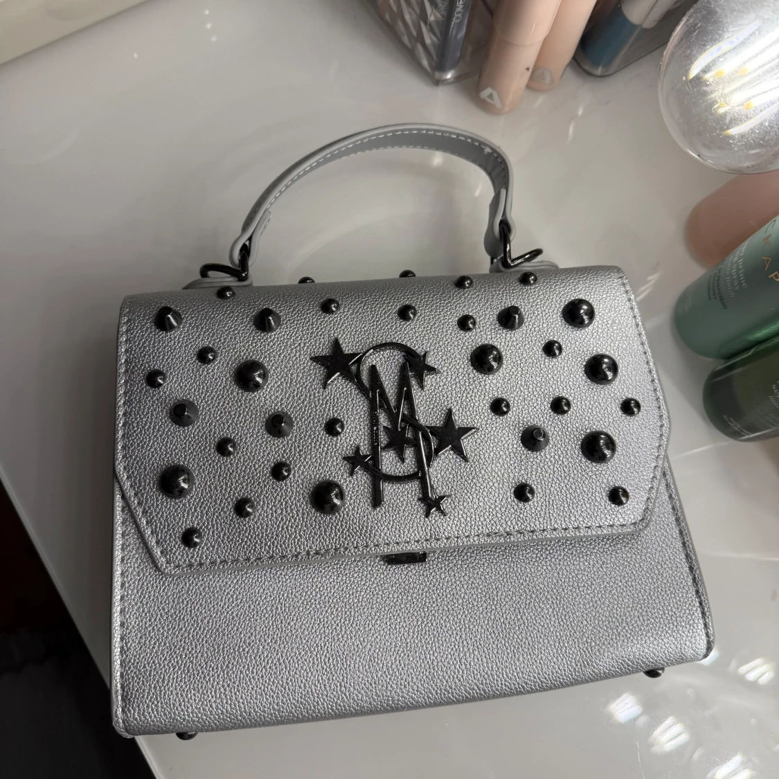 Silverfärgad axelväska med nitar - 90