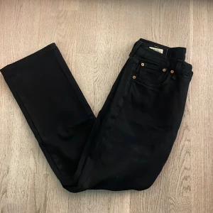 Svarta Levis 501 jeans - Säljer ett par  svarta Levis 501 jeans. Storlek 29/32 och mycket bra skick 