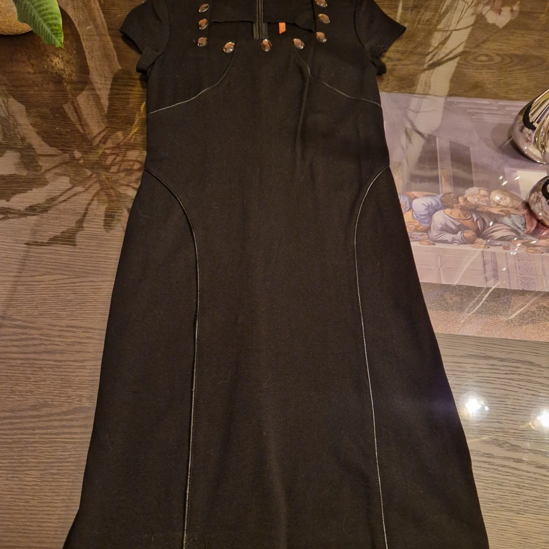 Svart klänning med dekorativa detaljer - 90