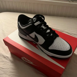 Nike Dunk Low Retro (1 sko vänster)  - Snygg Nike Dunk Low Retro sneaker i klassisk svart och vit färgkombination. Helt i nyskick. Inte ens testad pga av att jag har annan storlek. Låda medföljer också. Det är bara vänster sko du köper. 