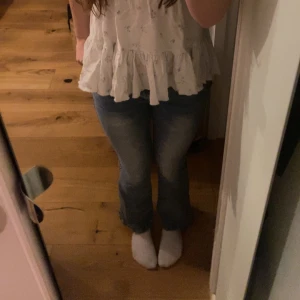Blå jeans med bootcut - Säljer ett par klassiska blå jeans med bootcut. De är  låg/mid Rise och är tillverkade i jeansmaterial. Perfekta för en avslappnad stil. Säljer pga de skulle passa nån som är kortare än mig❤️