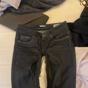 Mörkblå jeans från Garcia Jeans - Snygga vintage jeans från Garcia Jeans i modellen Riva. De har en rak/ursvängd passform och otroligt låg midja