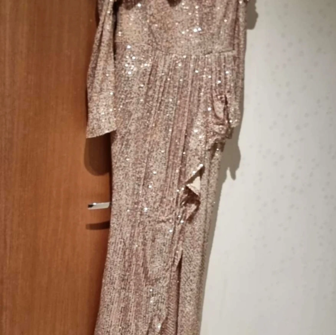 Glittrig långklänning i champagne - 91