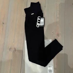 Aimn luxe seamless svarta tights XS - Black luxe seamless tights från AIM’N. Tightsen är oanvända och skickas i förpackning.                                                     Tights: XS.                                                        Snygga svarta leggings med hög midja. Perfekta för en stilren look och bekväma att bära hela dagen. Passar bra till både träning och mer uppklädda tillfällen.