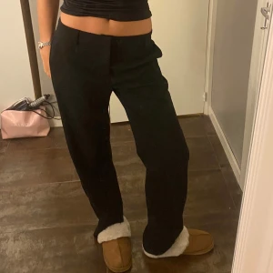 Kostymbyxor  - Lågmidjade kostymbyxor från Gina Tricot i storlek 36