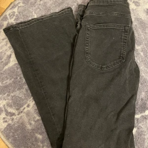 Jeans HM bootcut  - Super fina bootcut jeans som är lite grå svarta  från HM i strl 42, dom är midwaist💗