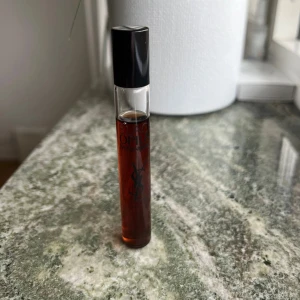 Black opium YSL  - Black opium YSL roller 10 ml (se bild för hur mycket som är kvar). Perfekt att ha i väskan 👜 