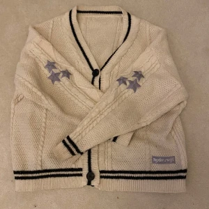 Taylor Swift cardigan - Folklore cardigan, det står ingen storlek i men jag gissar xs eller s. Den har använts fåtal gånger. Kontakta mig gärna om du undrar något❤️