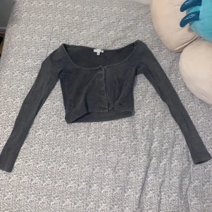 Grå ribbad kofta från Pull&Bear - Säljer jätte söt ribbad kofta från Pull&Bear då jag knappt använder den. Jätte fint att kombinera med vitt/beige linne under 🤍