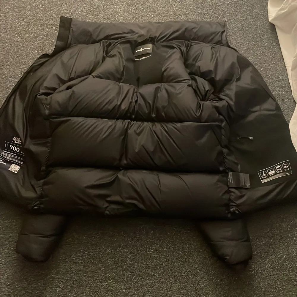 Säljer en svart dunjacka från Sail Racing med 700 fill power. Jackan är vindtät och andas, med RDS-certifierat dun. Perfekt för kalla dagar med stil. Sitter jätte bra och är skit bekväm.. Takit.