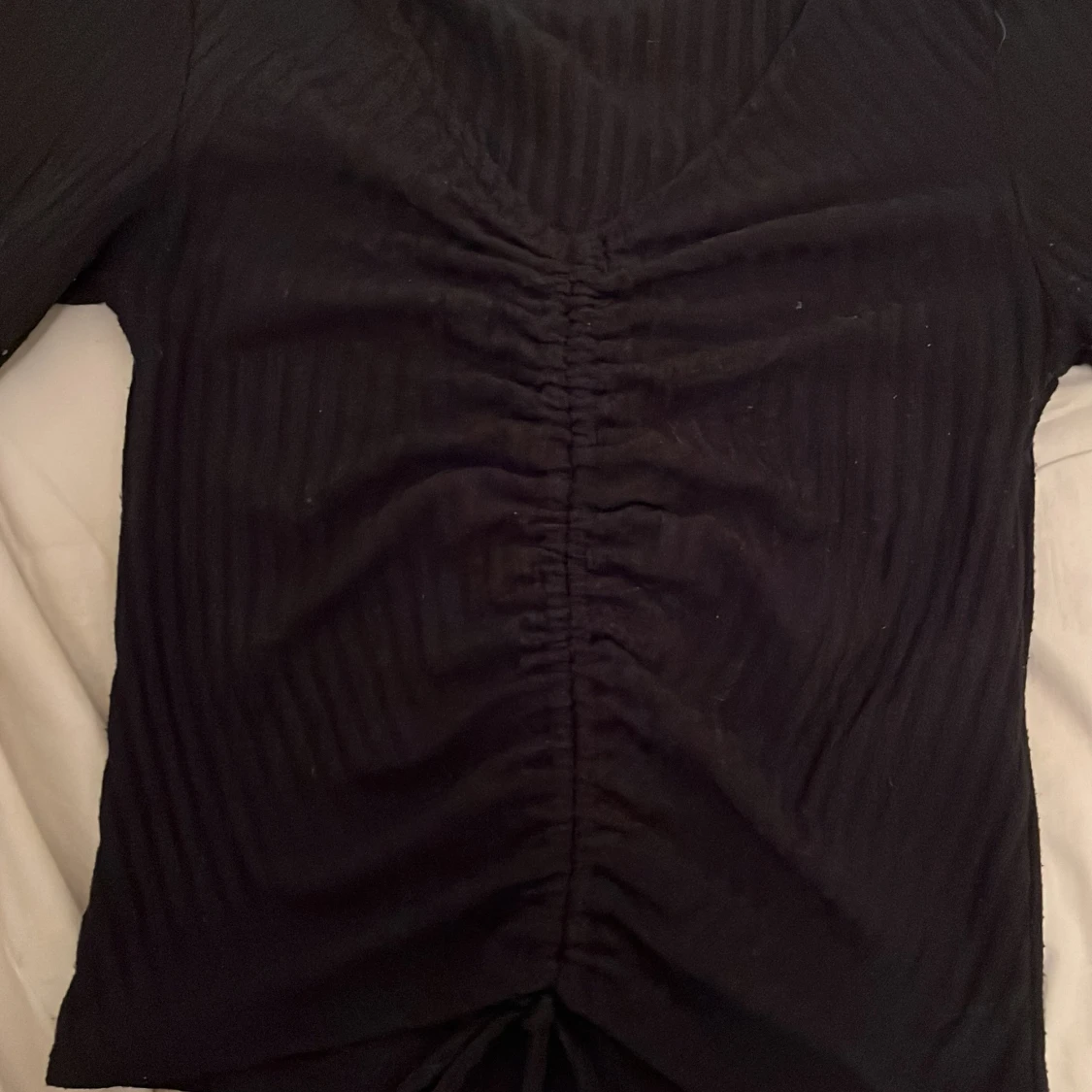 Svart ribbad topp med knyt - 90