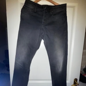 G-Star RAW Jeans Svart - Snygga svarta jeans från G-Star RAW, modell 3301 Straight Tapered. Använt ett fåtal gånger men skicket är som helt nya. Säljer på grund av att de inte passar min stil.